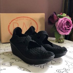🙌Bernie Mev Black Strappy Wedges